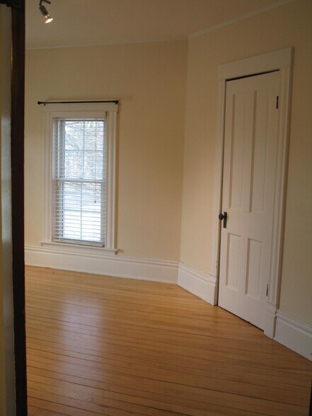 Building Photo - 209 Garland St E