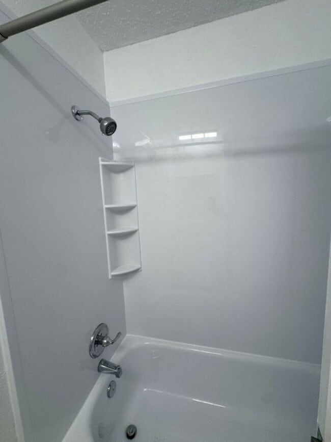 Building Photo - 3 bedroom, 2 bath 2 car garage home for re...