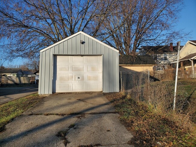 Building Photo - 1610 Columbia Ave