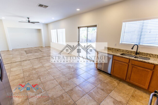 Building Photo - 484 E Cheyenne Rd