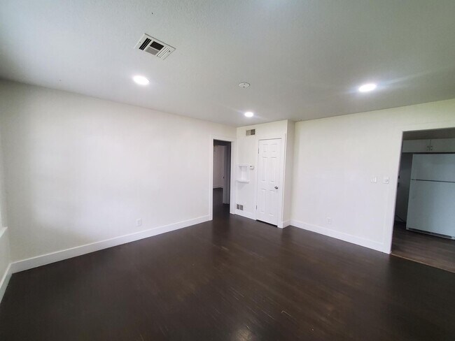 Building Photo - Free standing home just 2 blocks from Central and Mclean