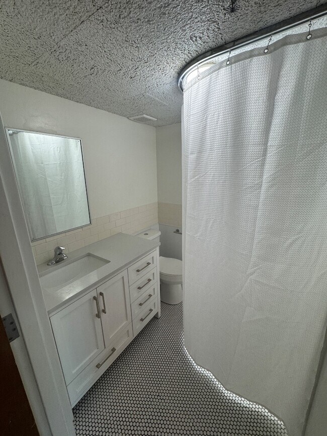 Building Photo - 460 W 600 N