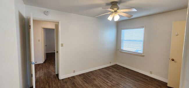 Building Photo - 804-808 H Ave.