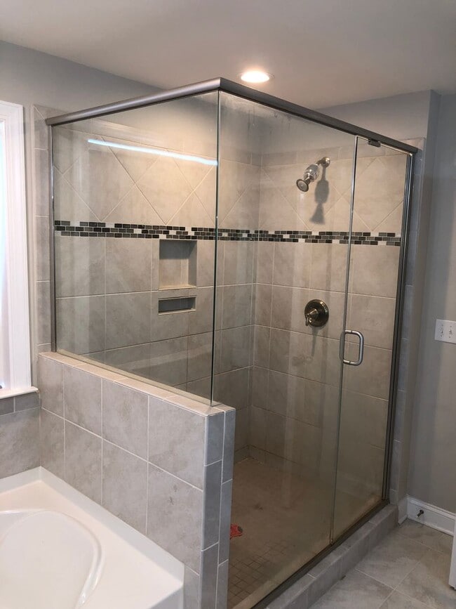 Building Photo - Lake Front Community 4 bed, 3 bath