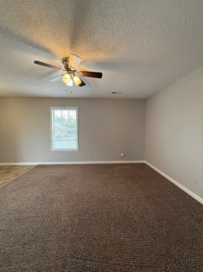 Building Photo - 3864 Northeast Dr