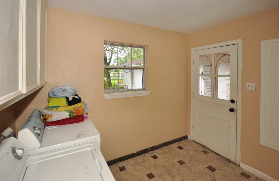 Building Photo - 905 Avenue K