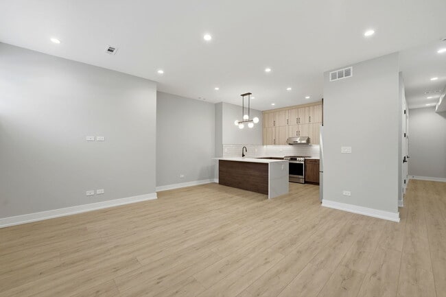 Building Photo - 2355 W Flournoy St