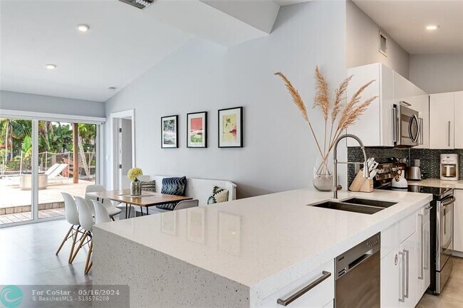 Building Photo - 1704 SW 4th Ct