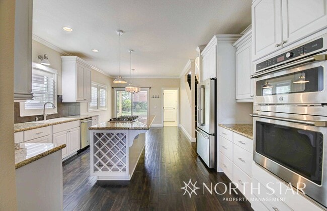 Building Photo - Stunning 3 bed/3 bath in Summit West