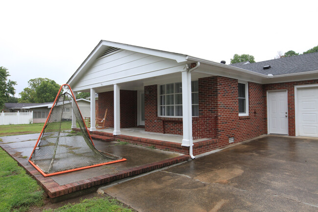 Building Photo - 4 bed, 2 bath home on large lot near MTSU