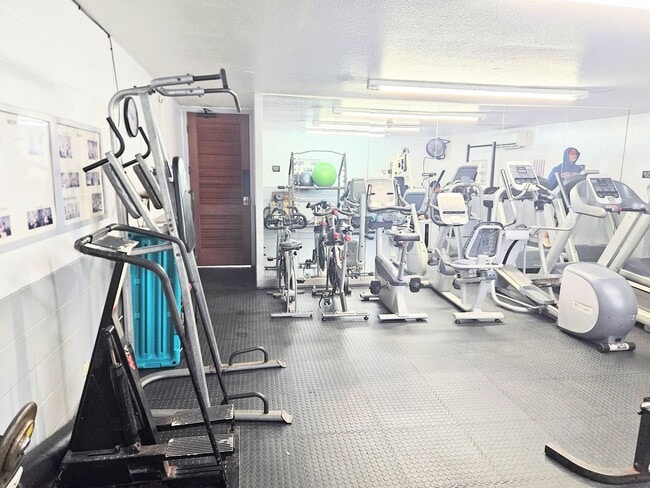 Building Photo - Nuuanu Brookside Studio Street Parking