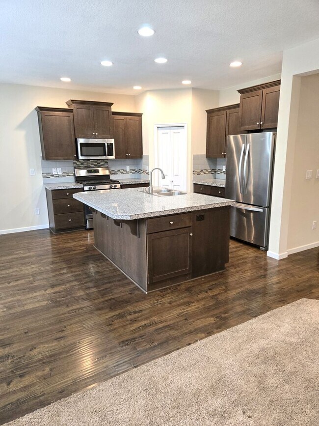 Building Photo - Excellent Location!  Like new built 2017 -...