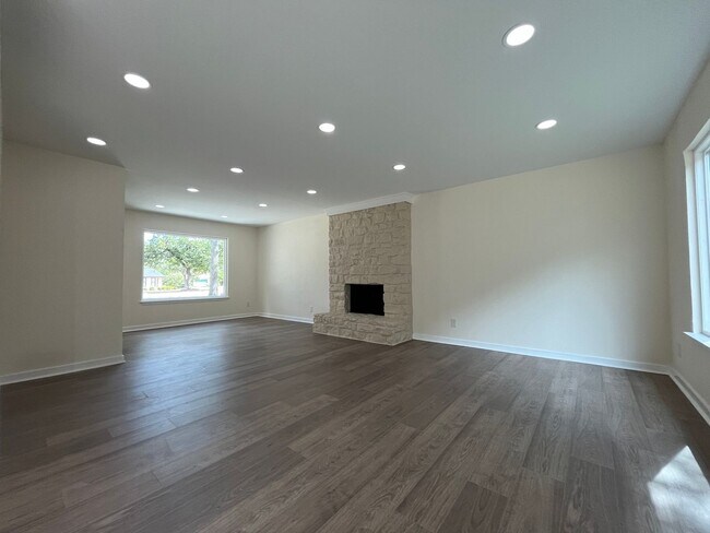 Building Photo - JUST RENOVATED 4/2.5 IN GREAT LEANDER LOCA...