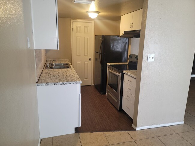 Building Photo - Wonderful Townhome centrally located.  Kit...