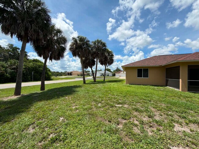Building Photo - Your Dream Home Awaits in Port Charlotte!