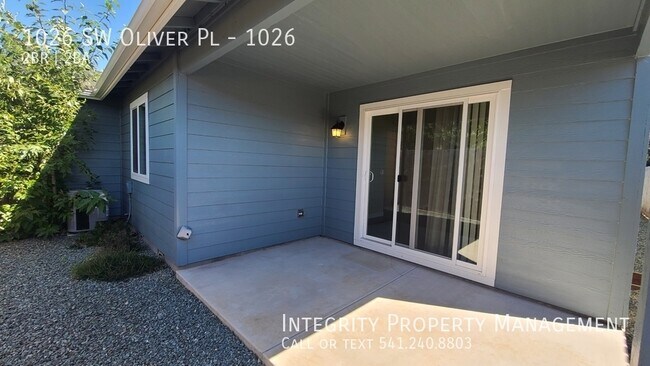 Building Photo - 1026 SW Oliver Pl