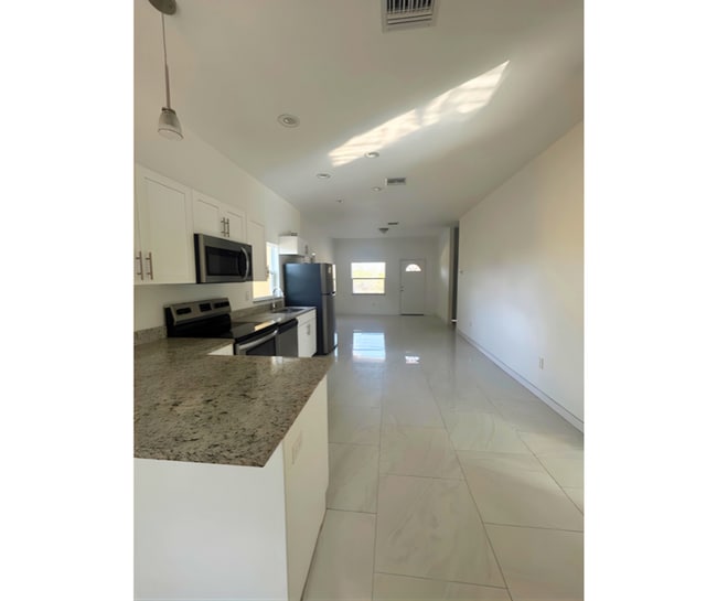 Building Photo - GREAT LOCATION-3/21 SINGLE FAMILY HOME- LAKE PLACID