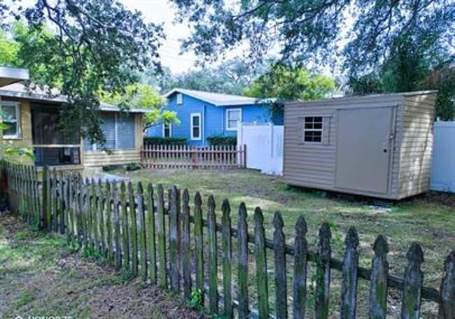 Building Photo - 823 16th Ave NW