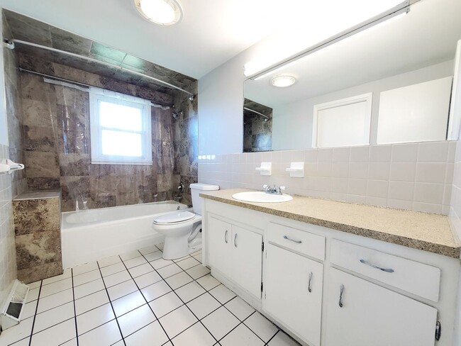 Building Photo - 3 Bed - 1.5 Bath Split-Level for Rent in I...