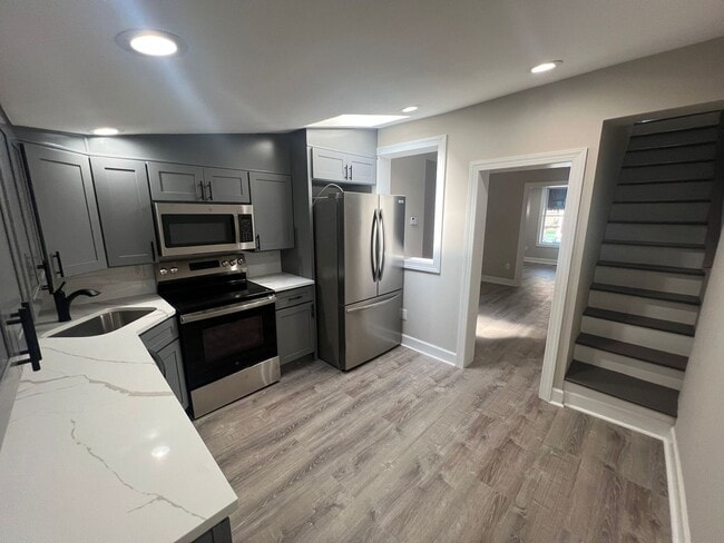Building Photo - Completely Remodeled 2 Bed 1 Bath