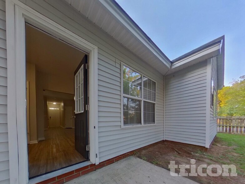 Building Photo - 101 Royal Crest Dr