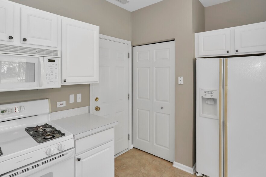 Building Photo - 2165 Sunrise Cir