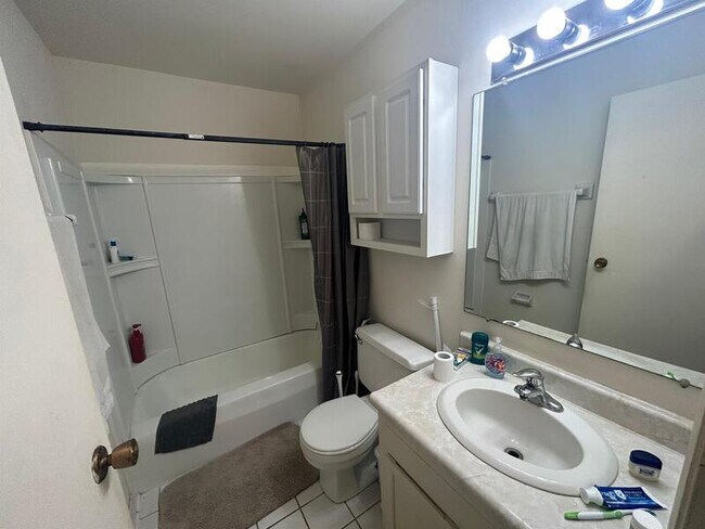 Building Photo - 134 E Johnson St