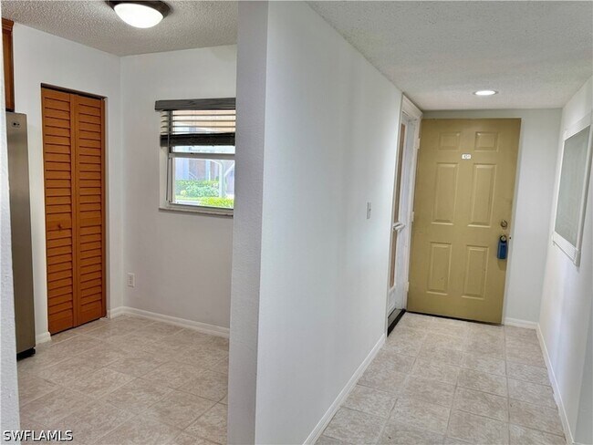 Building Photo - 661 Squire Cir