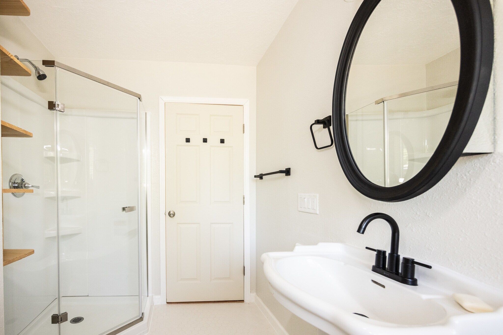 Full bath - 8717 NE Webster St
