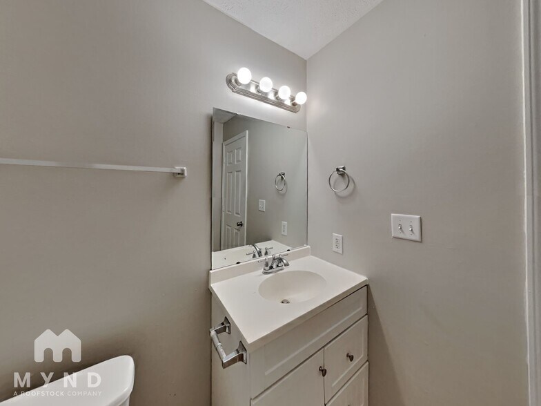 Building Photo - 3742 Caroline Ave