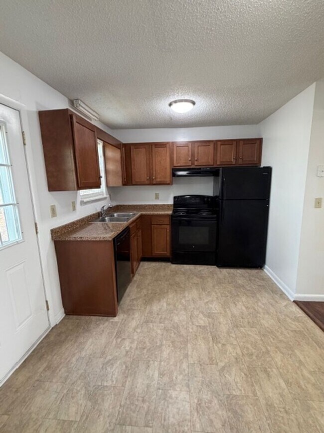 Building Photo - 2 Bedroom 1.5 Bath Duplex