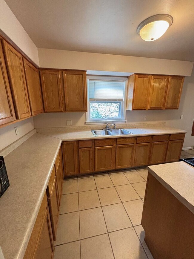 Building Photo - 926 N Linview Ave