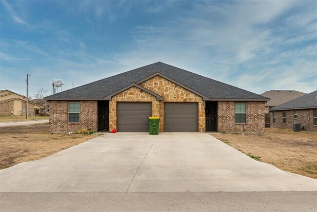 Building Photo - 407 W Criner St