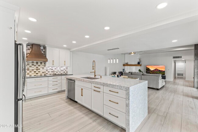 Building Photo - 7258 E Loma Ln