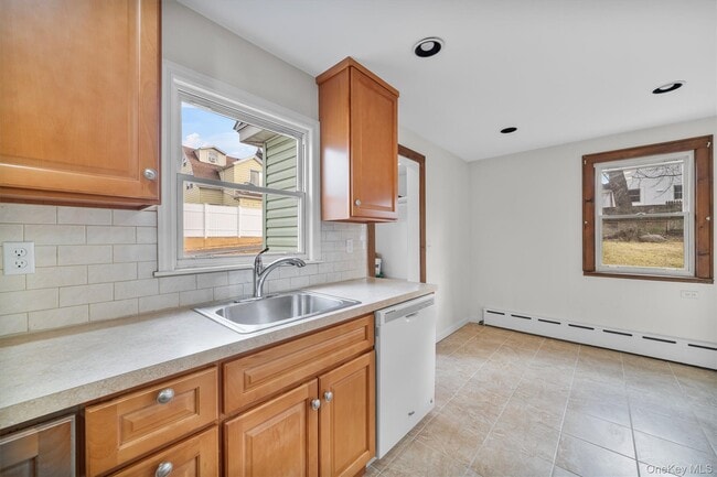 Building Photo - 247 Roberts Ave