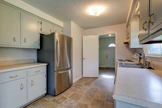 Building Photo - 204 Bob White Dr