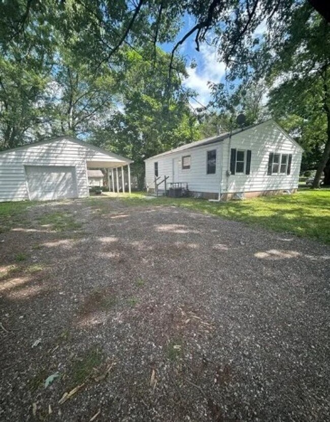 Building Photo - 1729 Mullens Ave