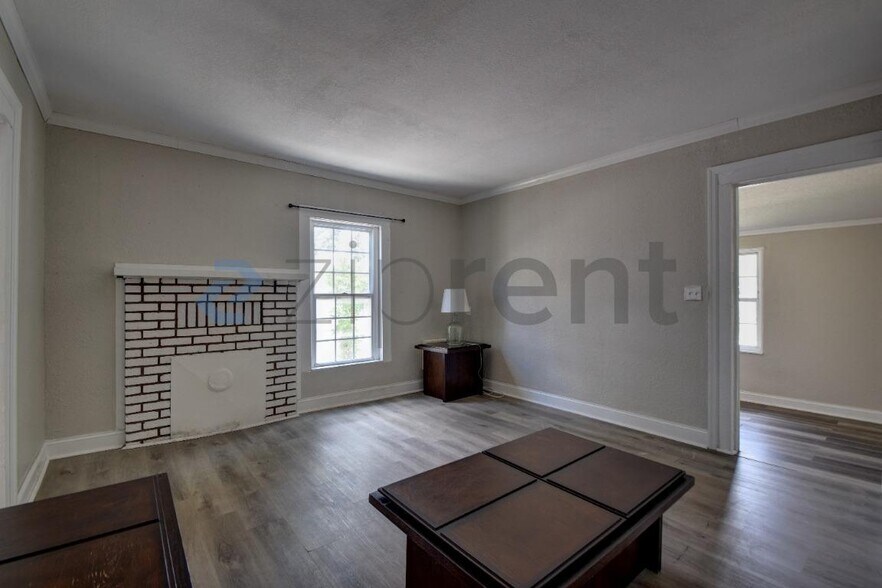 Building Photo - Unit B