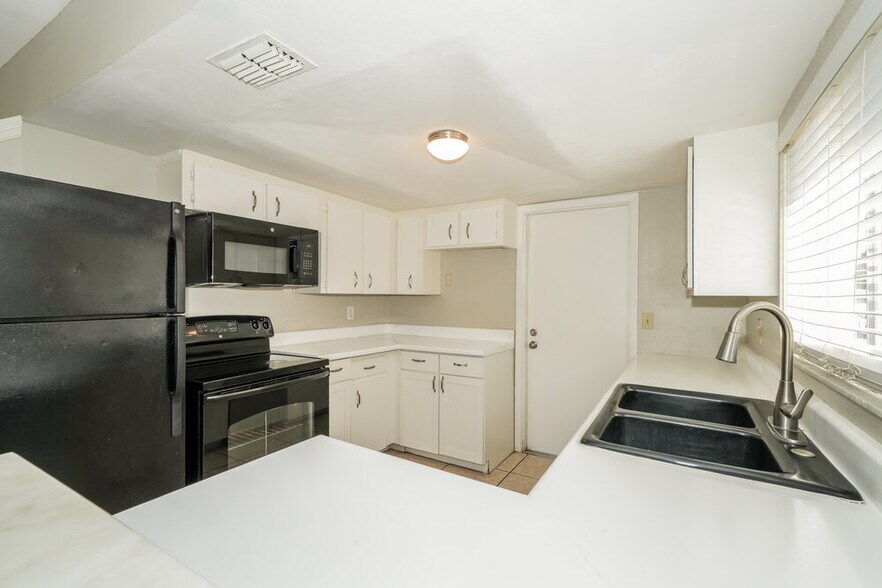 Building Photo - 856 Buttercup Dr