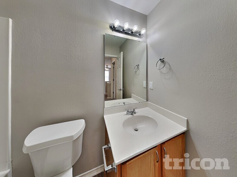 Building Photo - 969 Willow Creek Dr