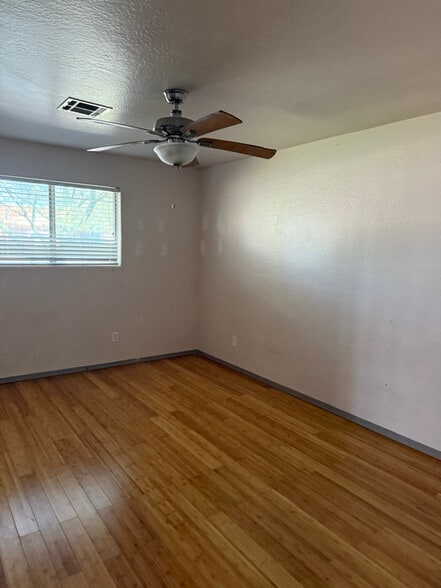 Building Photo - 2923 W Rose Ln