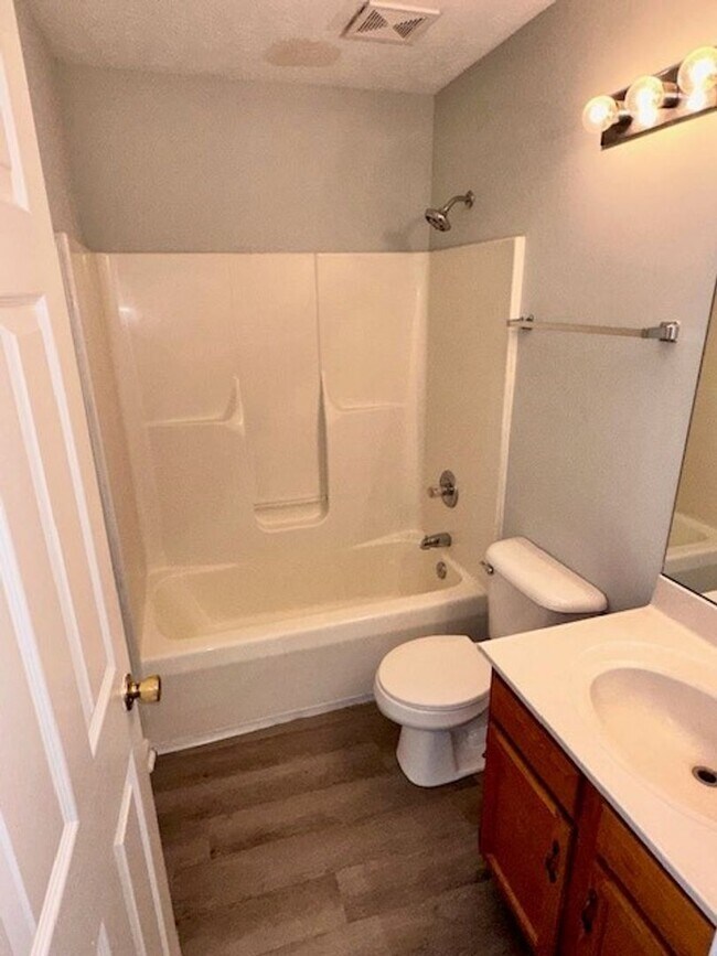 Building Photo - Lovely Townhouse in Winchester! All Electric, Off-Street Parking, W/D Hookups, Small Pets Ok!