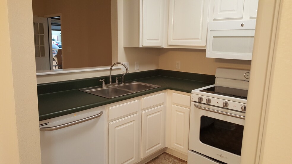 Kitchen - 107 Enlish Dr