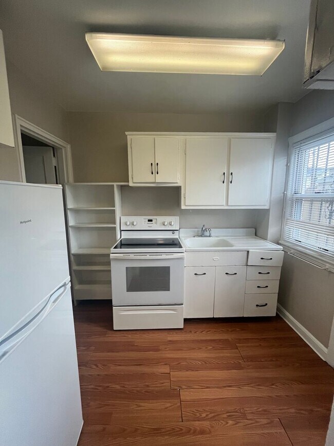 Building Photo - 409 Laverne Ave