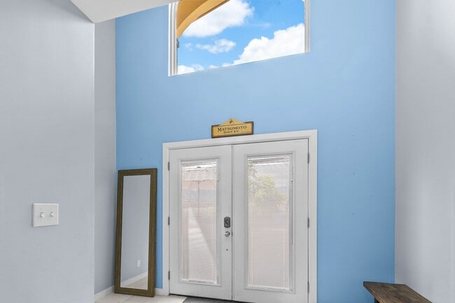Building Photo - Upgraded 5 bedroom, 3 bath home