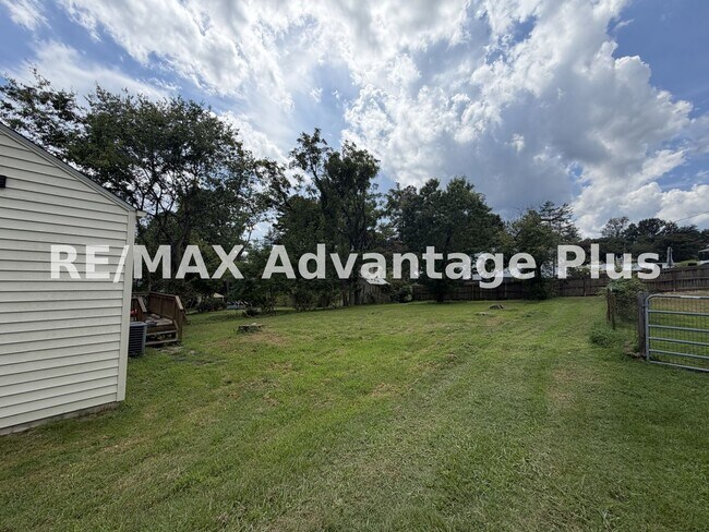 Building Photo - 711 Monroe St
