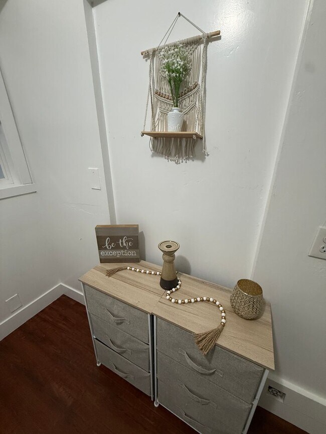 Building Photo - Affordable Private Girl room Downtown - Top Floor and Furnished