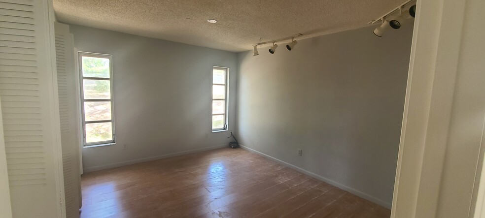 Building Photo - 5415 SW 20th St