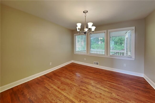 Building Photo - 3951 Kensington Dr