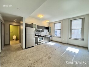 Building Photo - 306 E 12th St